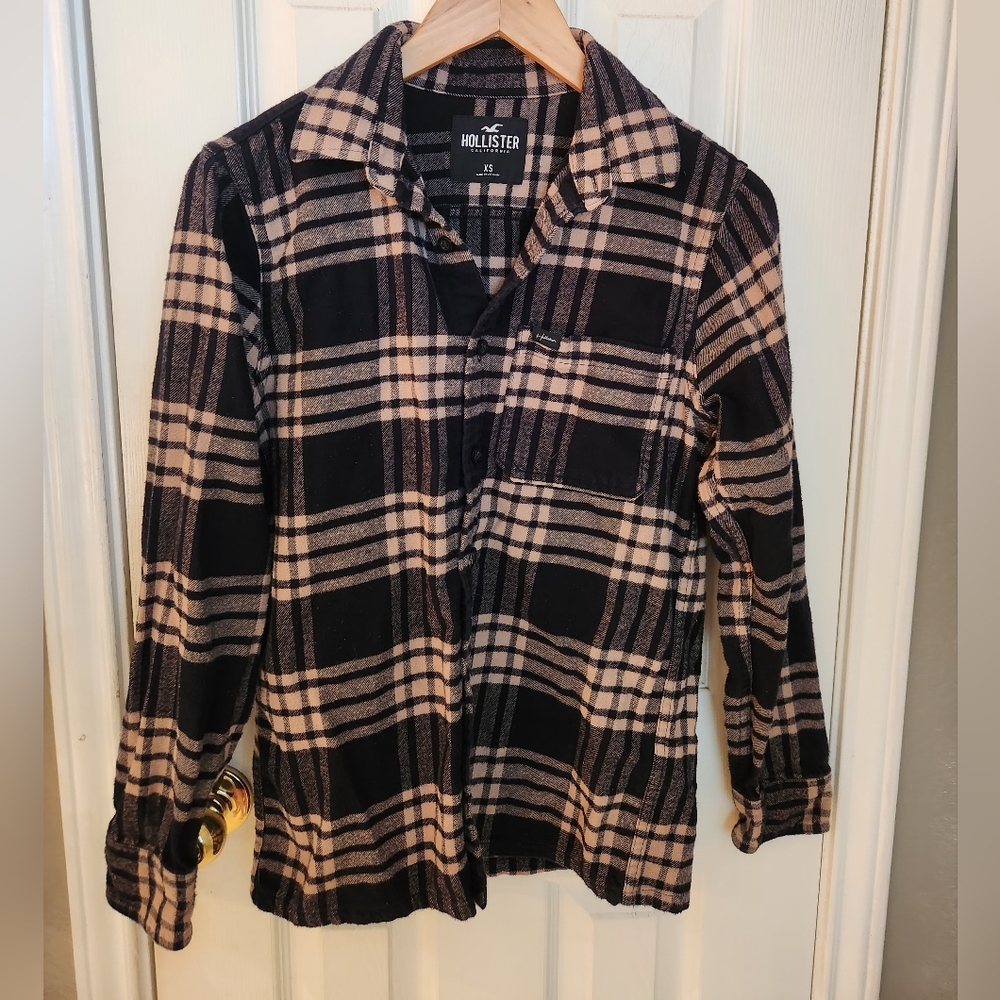 Hollister Women's Plaid Flannel in Black and Tan